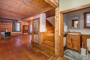 Jetted bath, hair dryer, towels, soap - Ancestral Wooden Chalet - St-Gabriel de Brandon (Mandeville)