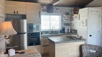 Refrigerador, microondas, horno y cafetera y tetera