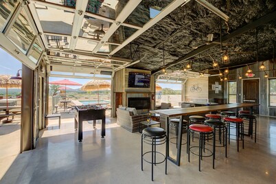 AMAZING Cabin in the Heart of the Hill Country w/ breathtaking views,Pool & Spa!