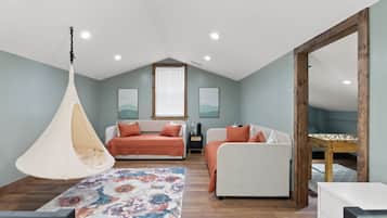 6 bedrooms, iron/ironing board, WiFi, bed sheets