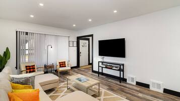 Een smart-tv, een open haard, tafelvoetbal en boeken