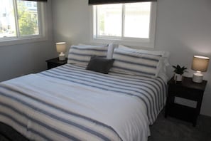 2 chambres, fer et planche à repasser, lit de bébé portatif