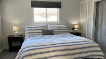 2 chambres, fer et planche à repasser, lit de bébé portatif