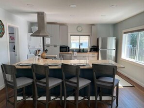 Fridge, microwave, oven, stovetop - Charming downtown cottage (Bozeman)