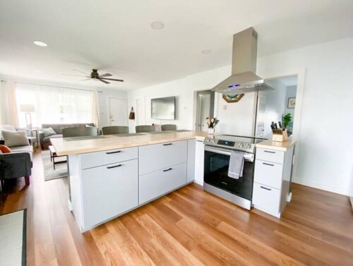 Charming downtown cottage