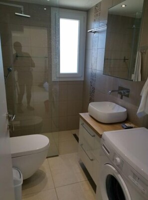 SĂšche-cheveux, serviettes fournies, savon, papier toilette