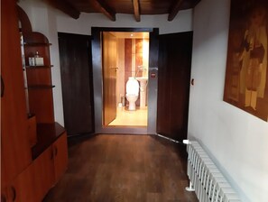 Asciugacapelli, asciugamani, sapone, carta igienica