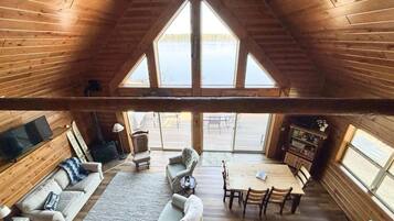 Een smart-tv en boeken