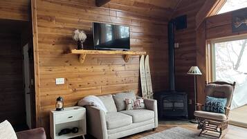 Een smart-tv en boeken