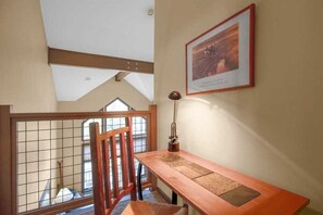 Premium Townhome | 3 bedrooms, iron/ironing board, free WiFi, bed sheets