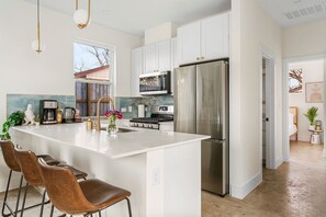 Een koelkast, een magnetron, een oven, een kookplaat