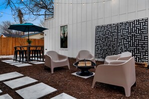 Outdoor dining - Easter Break · Fire Pit · WiFi + TV· Private Patio (Austin)