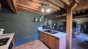 Coffee/tea maker, fridge, microwave, oven