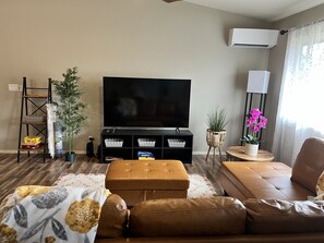 Living area - Elegant 3 br 2 b house (Keaau)