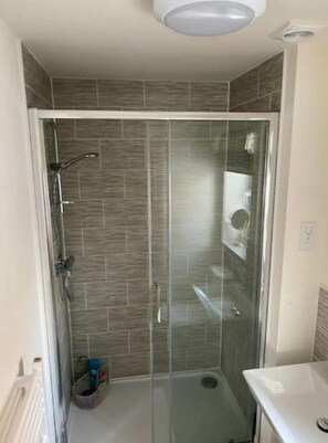 Douche, séchoir à cheveux, serviettes fournies, savon