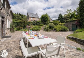 Outdoor dining - La Closerie de Manou (LE MONT-DORE)