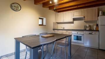 Frigorífico, microondas, horno y lavavajillas