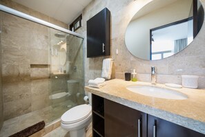 Departamento de diseñador | Baño | Regadera y toallas 