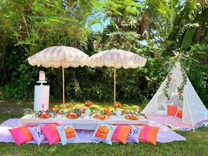 Outdoor dining - Designer Home w Pool & Fire pit - Free Parking, BBQ Grill, 10 min to Brickell (Miami)