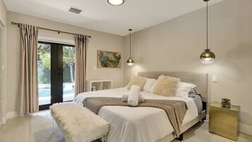 3 bedrooms, desk, iron/ironing board, travel crib