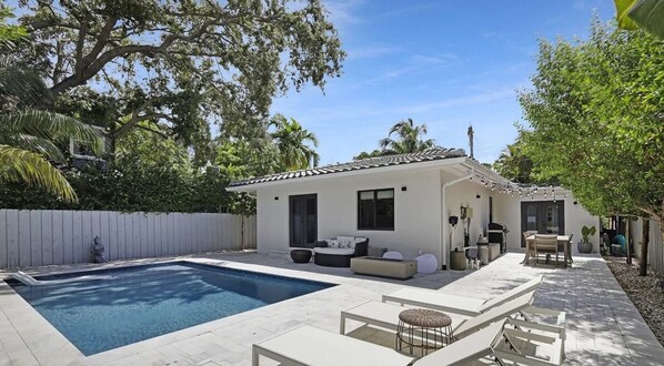 Outdoor pool - Designer Home w Pool & Fire pit - Free Parking, BBQ Grill, 10 min to Brickell (Miami)