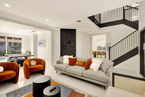 Smart TV, offices - Luxe Pool & Fire Pit | 5 min to Dolphin Mall (Miami)