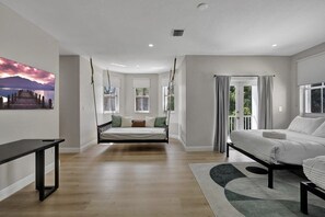 4 soverom, skrivebord, strykejern/-brett og wi-fi (inkludert)