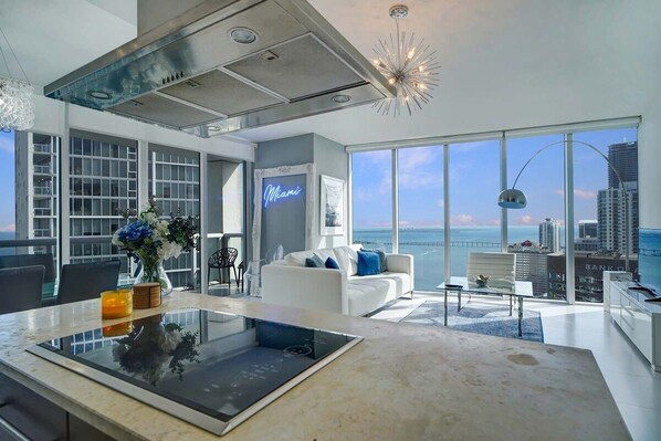 Interior - 2B/2B 48th Floor & Corner Unit in Brickell - Water View, FREE Parking, Pool, Spa (Miami)