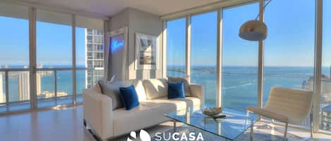 Smart-TV, Kamin, Arbeitsbereiche