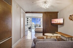 スマートテレビ、暖炉、書斎 / ワークスペース