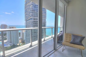 Interior - Lux 2BR • Water View • Pool • Spa • FREE Parking (Miami)