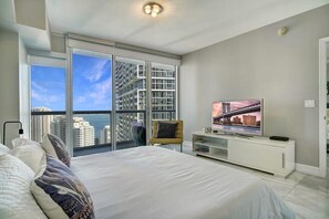 2 habitaciones, tabla de planchar con plancha y cuna de viaje