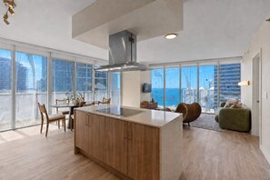 Interior - Remodeled 2B/2B Water View• Free Parking• Pool&Spa (Miami)