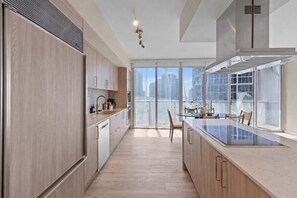 Coffee/tea maker, fridge, microwave, oven - Remodeled 2B/2B Water View• Free Parking• Pool&Spa (Miami)