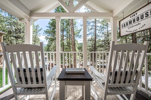 Mountain Living - Breathtaking View of Pikes Peak