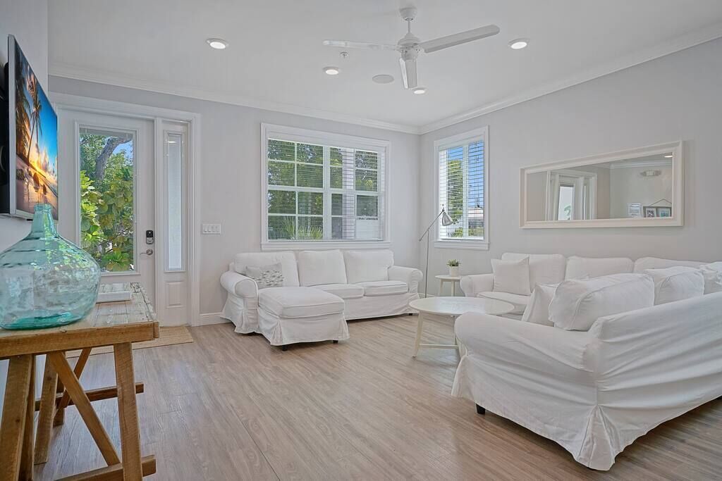 3 Lux Ensuites Walk/Boat Island!