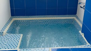 Bathtub dengan aliran air dan shower pijat air
