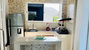 Lemari es, pemanggang roti, blender, dan penggiling kopi