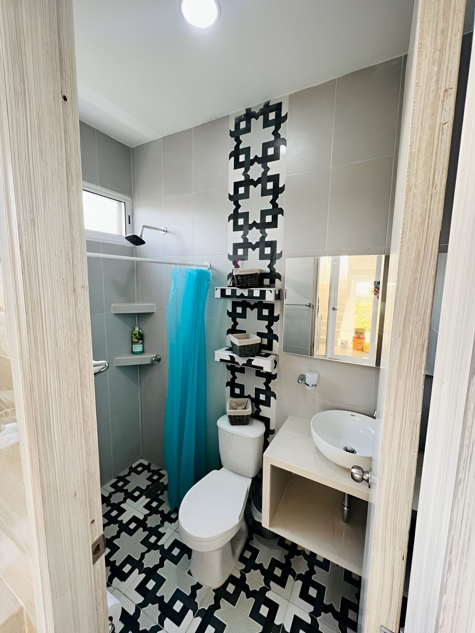 Une salle de bain avec des toilettes, un lavabo et une douche.