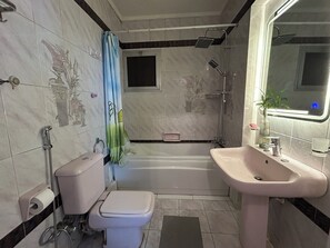 Handtücher, Seife, Shampoo, Toilettenpapier