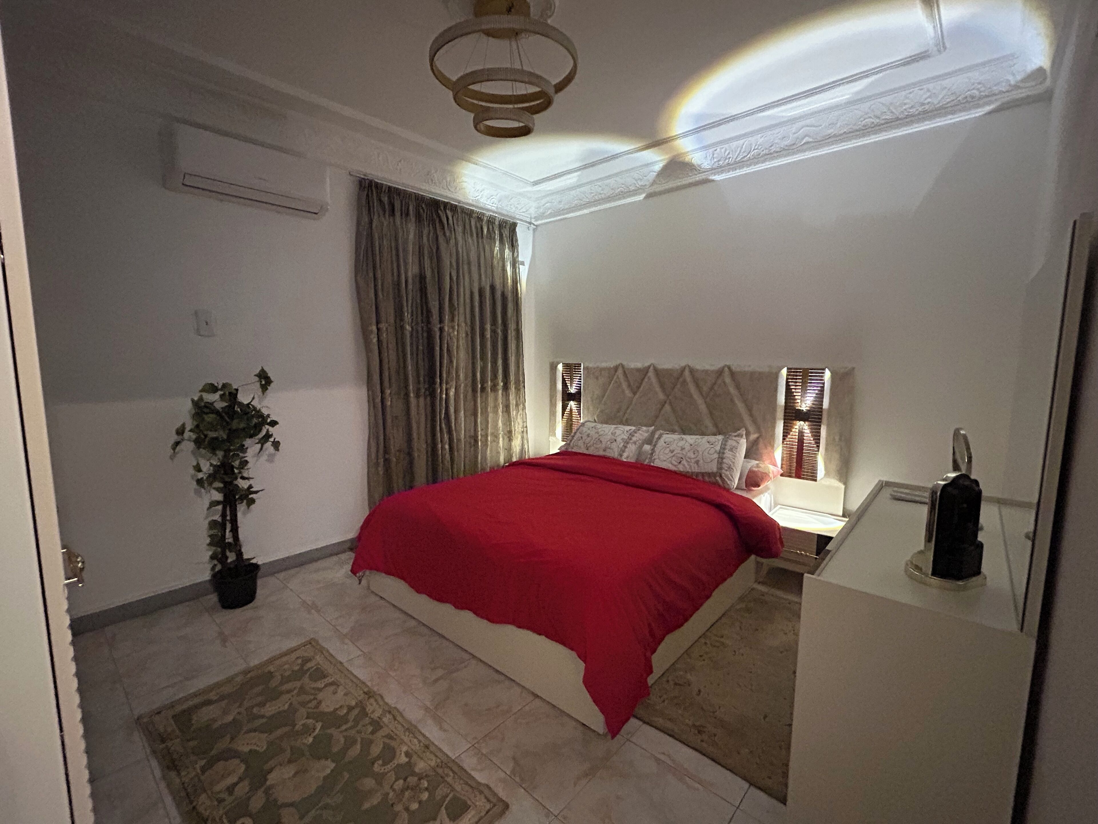 3 chambres, coffres-forts dans les chambres, fer et planche à repasser