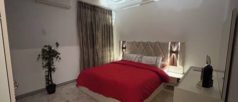 3 bedrooms, in-room safe, iron/ironing board, free WiFi