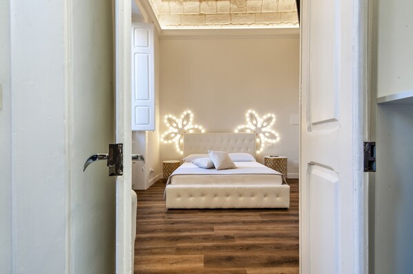 Habitación Deluxe, 1 cama de matrimonio, no fumadores, vistas a la ciudad | Ropa de cama de alta calidad y edredones de plumas