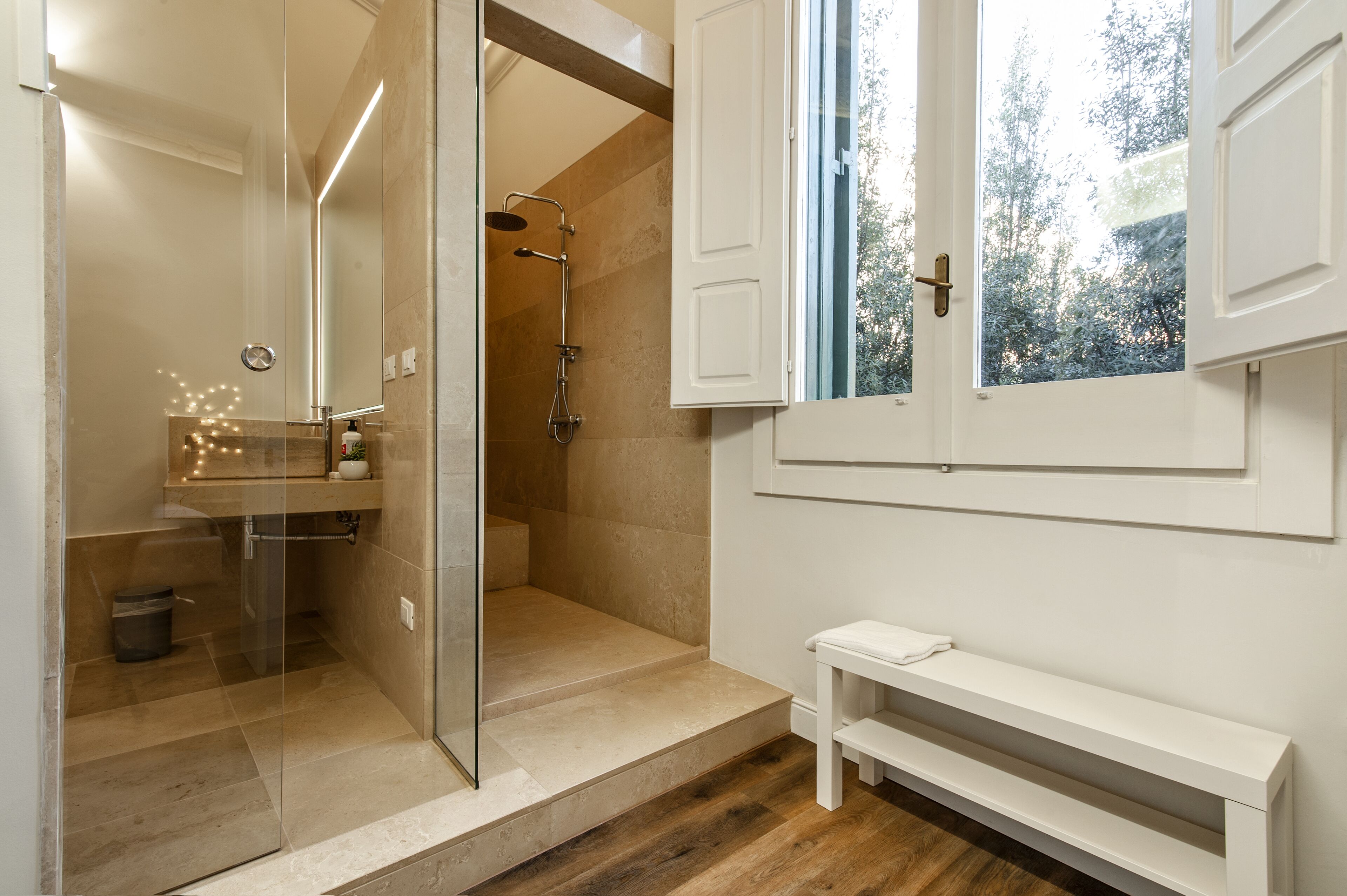 Deluxe Room, 1 Queen Bed, Non Smoking, City View | Bathroom | Shower, rainfall showerhead, free toiletries, hair dryer