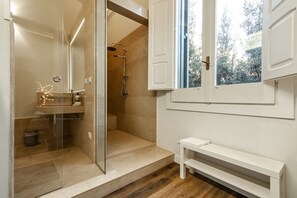 Quarto luxo, 1 cama Queen, para não fumantes, vista para a cidade | Banheiro | Chuveiro, chuveiro com efeito de chuva, produtos de toalete grátis 