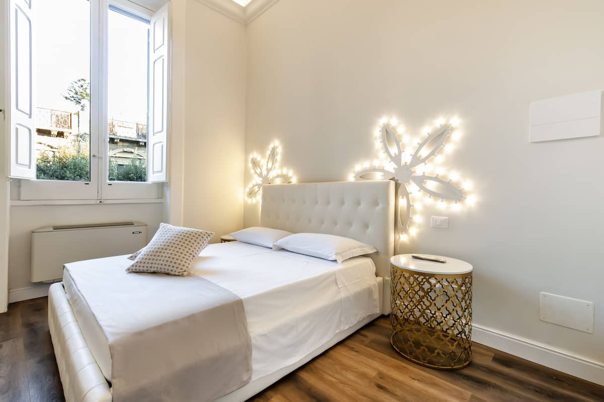 Deluxe kamer, 1 queensize bed, niet-roken, uitzicht op stad | 1 slaapkamer, luxe beddengoed, donzen dekbedden, pillowtop-bedden