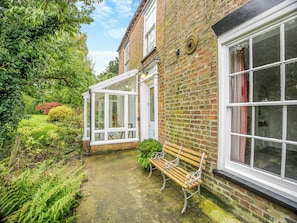 Exterior - 3 bedroom accommodation in Louth (Louth)