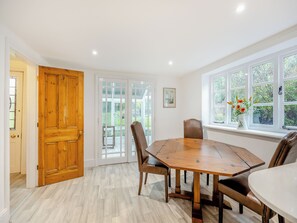 Dining - 3 bedroom accommodation in Louth (Louth)