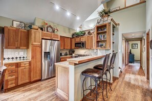 Full-sized fridge, microwave, oven, stovetop - Los Pinos B24 (Breckenridge)