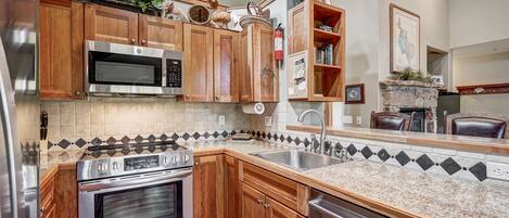 Großer Kühlschrank, Mikrowelle, Ofen, Herdplatte